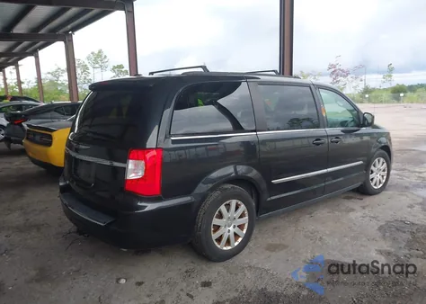 2015 Chrysler Town & Country Touring z USA, uszkodzony, nr VIN 2C4RC1BG5FR715451